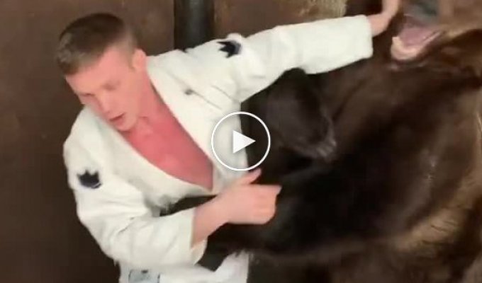 Боец MMA Андрей Ситников поборолся с медведем (мат)
