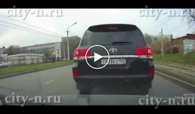 В Новокузнецке водитель Крузака устроил разборки во дворе офисного здания