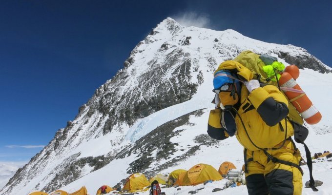 Почему погибших на Эвересте не спускают вниз, а навсегда оставляют на вершине (6 фото)
