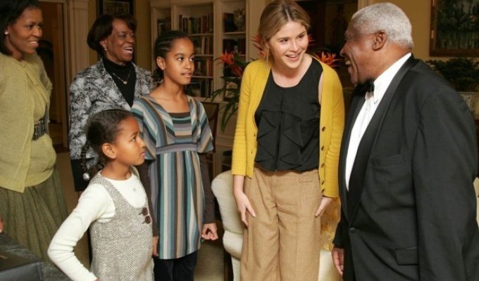 Дженна Буш Хагер опубликовала фото дочерей Обамы во время их первого визита в Белый дом (7 фото)