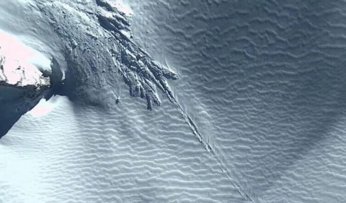 Охотники за инопланетянами в Google Earth наткнулись на загадочное «место крушения НЛО» (5 фото + 1 видео)