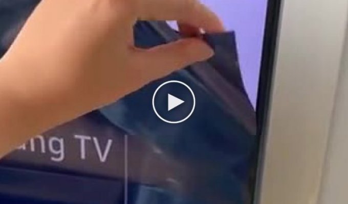 Женщина сняла «защитную» пленку с экрана телевизора и сломала его