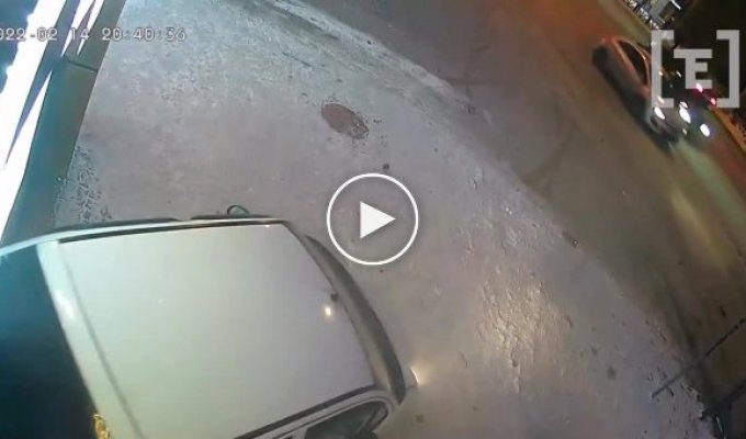 В Екатеринбурге Matiz вылетел на тротуар, сбил пешеходов и врезался в магазин