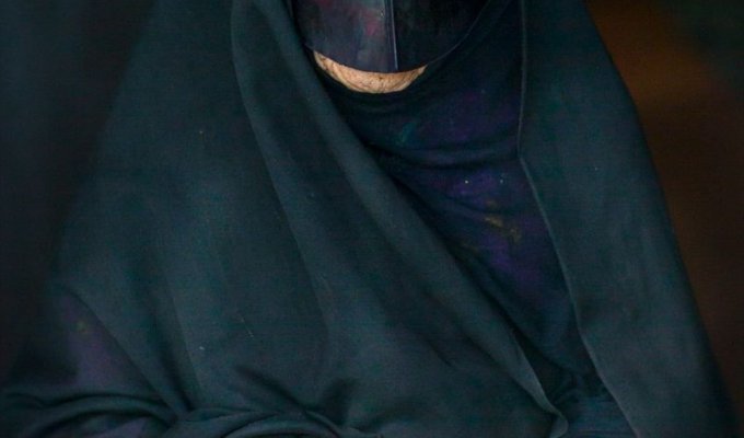 Усатые маски иранских женщин (12 фото)