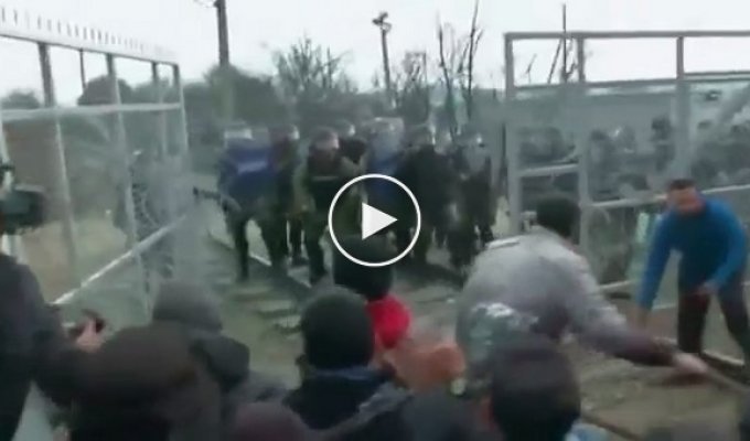 Мигранты прорвали границу на границе Греции и Македонии