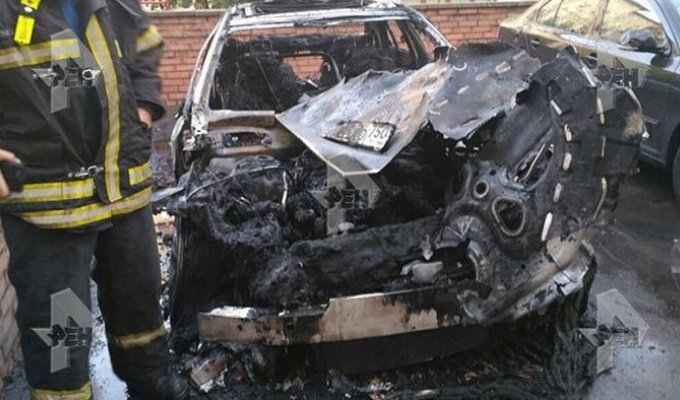 В Москве сгорел элитный автомобиль Mercedes-Benz (2 фото)