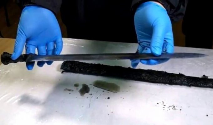 Китайский меч сохранил остроту после 2000 лет в гробнице (4 фото + 1 видео)