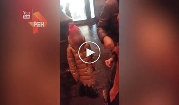 Взбесившийся таксист оскорблял пьяную семью с тремя детьми и снимал это на видео