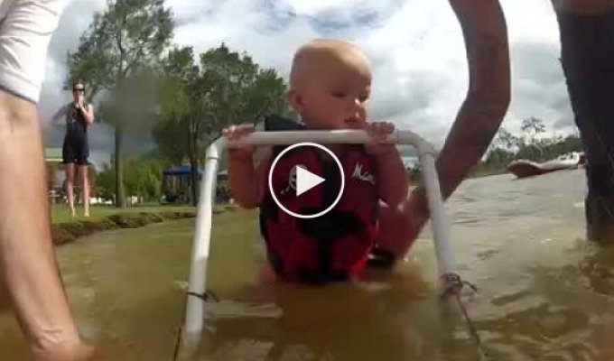 7-ми месячного ребенка покатали на водных лыжах