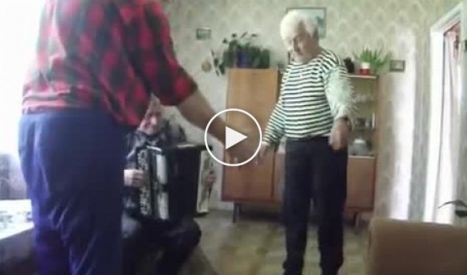 Дед танцует яблочко в 75 лет. Вот так, я хочу отмечать праздники с друзьями на пенсии