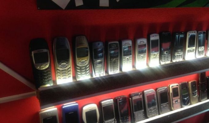 Житель Словакии открыл музей со своей коллекцией старых мобильных телефонов (14 фото)