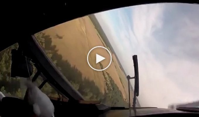 Профессиональный пилот успел приземлиться раньше парашютистов