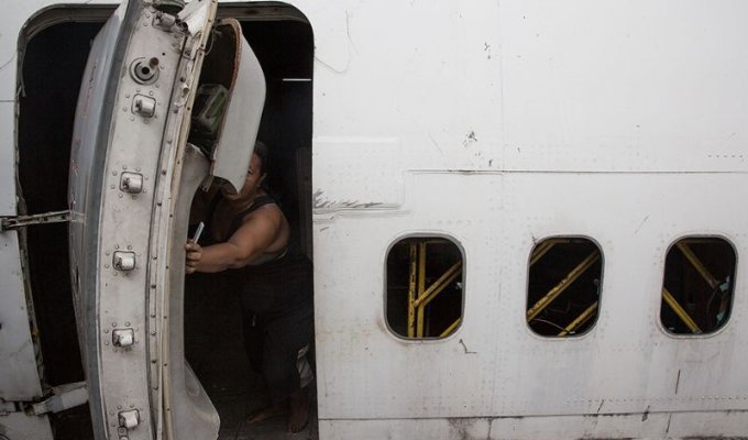 Три тайские семьи живут в заброшенном самолете (14 фото)
