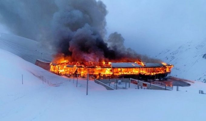 Пожар в самом высокогорном в мире музее мотоциклов: огонь уничтожил более 200 классических экспонатов (11 фото + 2 видео)