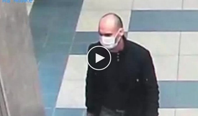 Мужчина в медицинской маске украл швейцарские часы