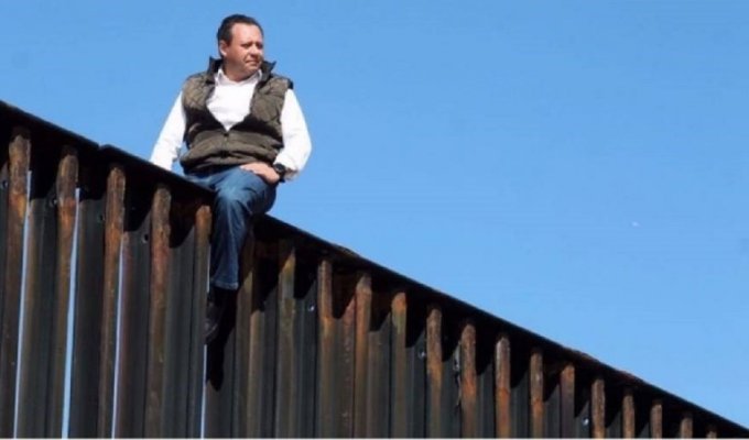 Мексиканский конгрессмен залез на пограничный забор с США, пытаясь доказать абсурдность стены Трампа (4 фото)