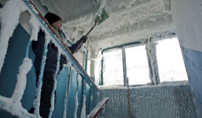 Подъезд жилого дома при -59°C за окном (6 фото)