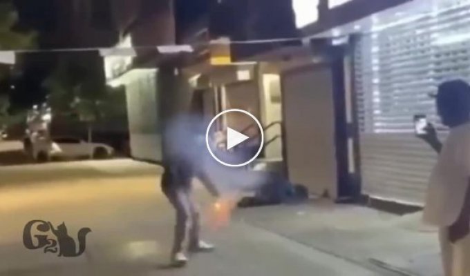 Мужчина бросил фейерверк в бездомного в Нью-Йорке