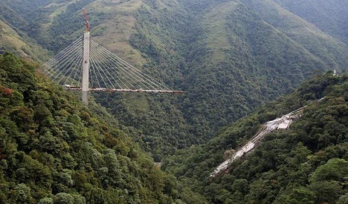 В Колумбии 10 человек разбились насмерть после обрушения строящегося моста (11 фото)