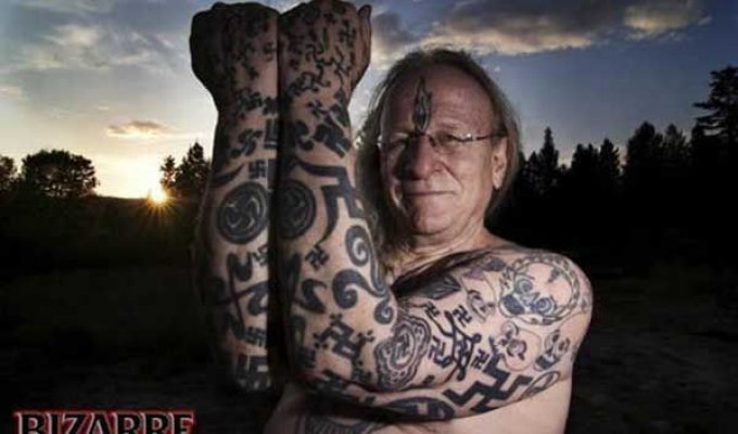 Татуированый свастиками (9 фото)