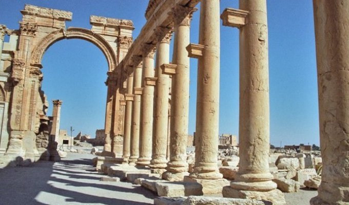 В Пальмире боевики ИГИЛ уничтожили Триумфальную арку (2 фото)