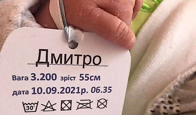 В украинских роддомах придумали интересный дизайн бирок для новорожденных (3 фото)