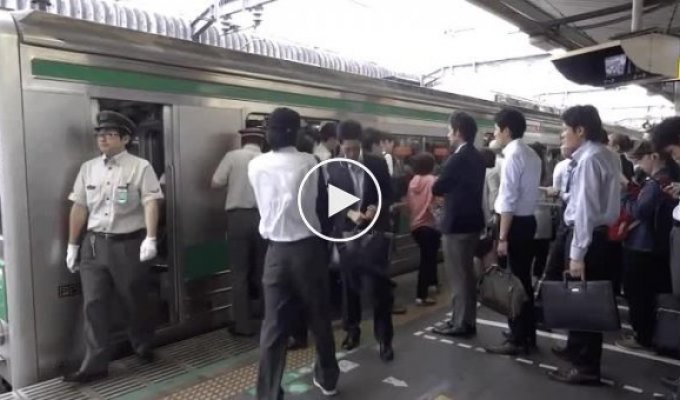 Японское метро и дисциплинированные пассажиры