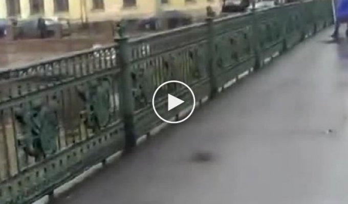 Парни выкинули в реку девушку, держащую в руках флаг Единой России