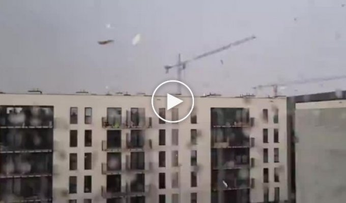 В Кракове (Польша) сегодня штормовой ветер опрокинул строительный кран