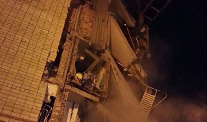 В Тюмени произошло обрушение подъезда 5-этажного дома (9 фото + видео)