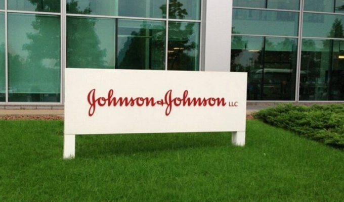 Дожили: Johnson & Johnson прекращают продавать осветляющую косметику (2 фото + 1 видео)
