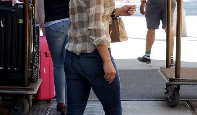 Хайден Панеттьери в обтягивающих джинсах (4 Фото)