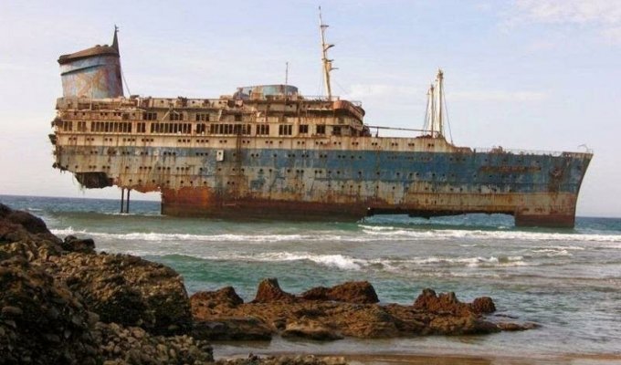 11 затонувших кораблей, на которые можно посмотреть без акваланга (14 фото)