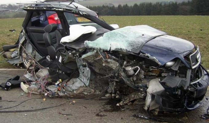 Ужасная авария, но водитель выжил с парой царапин (6 фото)