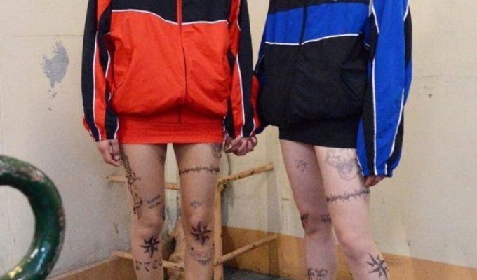 Новый модный тренд для девушек - колготки с тюремными наколками (8 фото)