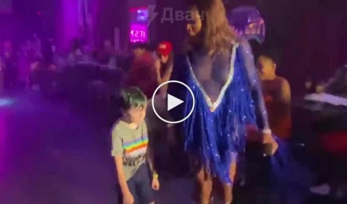 В Техасе детей привели на экскурсию в гей-бар и показали им шоу