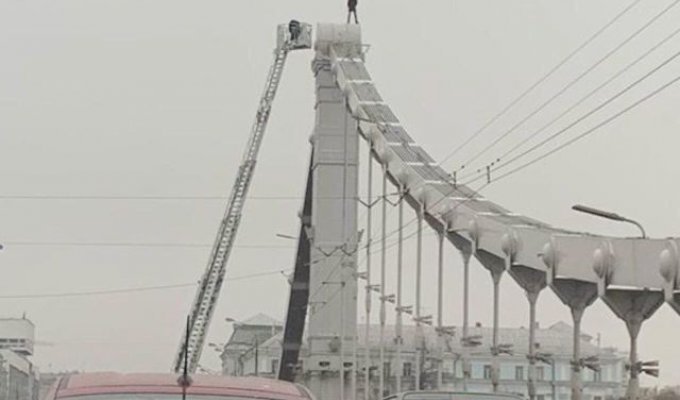 В Москве депутат "поторапливал" мужчину, который забрался на опору Крымского моста (3 фото + 2 видео)