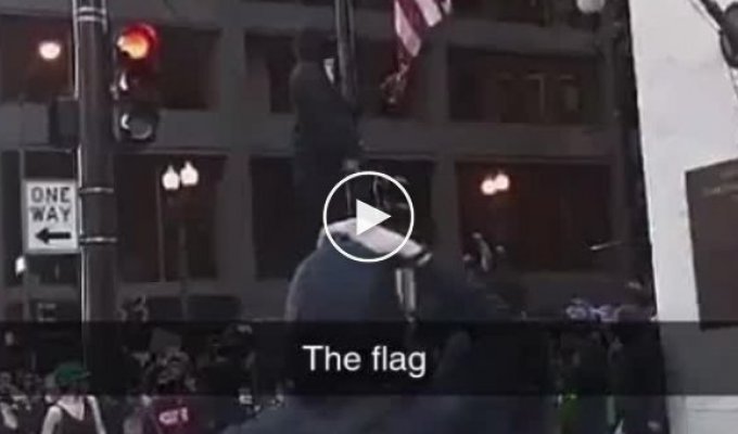 В Чикаго протестующие сожгли американский флаг