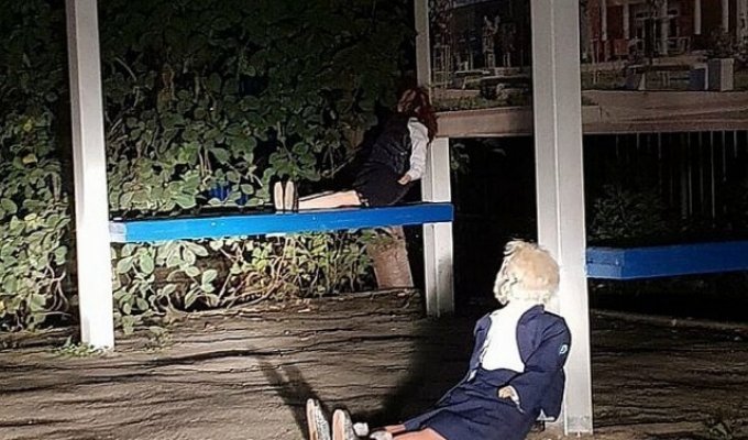 Странные "куклы?вуду" напугали жителей поселка (7 фото)
