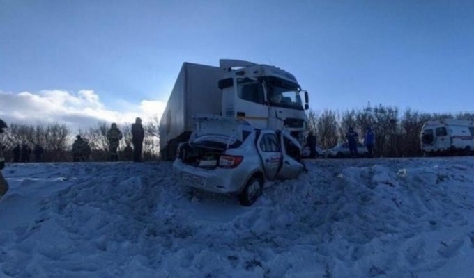Таксист с пассажиркой погибли в Тюменской области (2 фото + 1 видео)