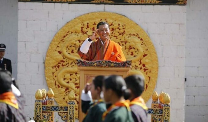 Премьер-министр Бутана попросил граждан сделать необычный подарок для короля (6 фото)