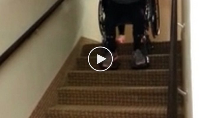 Девочки прокатились на инвалидной коляске с лестницы
