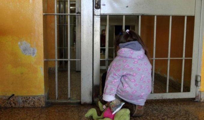 Несчастные дети, воспитанные в тюрьмах (30 фото)