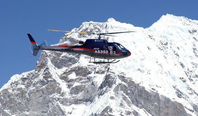 Как вертолет приземлился на вершине Эвереста (11 фото + 1 видео)