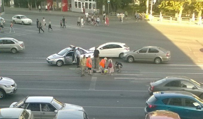 В Челябинске водитель за 15 минут "завел" сердце пенсионера, упавшего с приступом (2 фото)