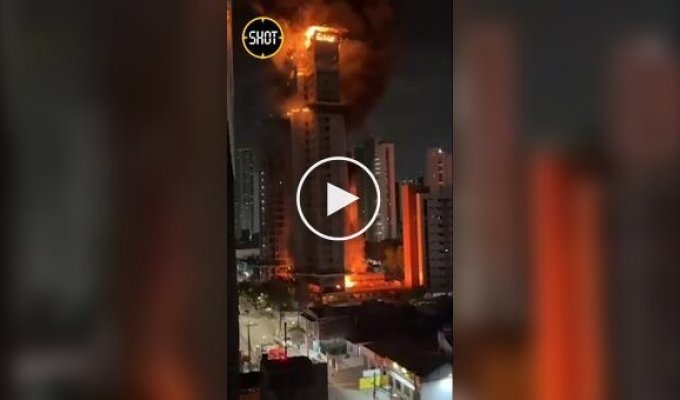 Мощный пожар охватил небоскреб в Бразилии