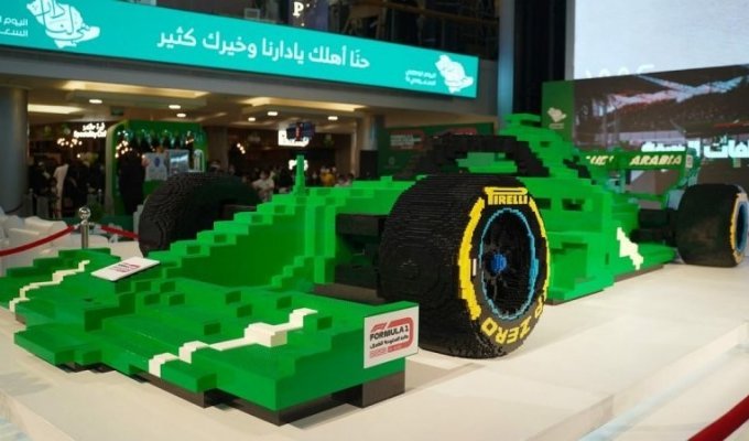 В Саудовской Аравии показали самый большой в мире болид F1, сделанный из Lego (6 фото + 1 видео)