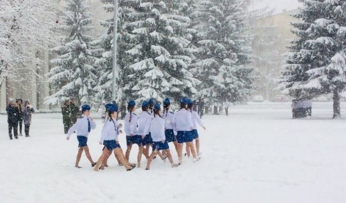 В Екатеринбурге девочек в летней форме заставили маршировать по сугробам (2 фото)