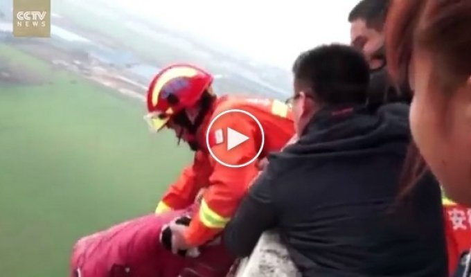 Драматический момент спасения китайского самоубийцы, решившегося спрыгнуть с 30 этажа