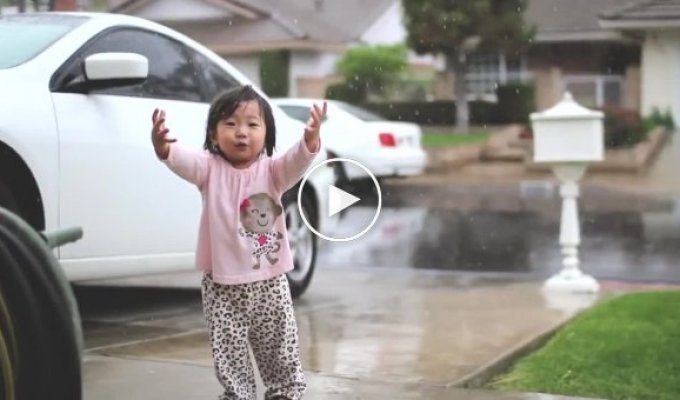 Девочка впервые видит дождь. Её реакция удивительна!